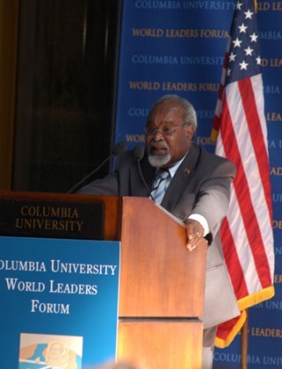 The president of Papua New Guinea, Michael Somare, gives a speech during the World Leaders Forum