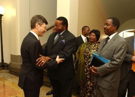 Columbia professor and Director of the Earth Institute, Jeffrey D. Sachs, greets President Mutharika