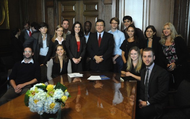 President Barroso poses with Columbia University students.